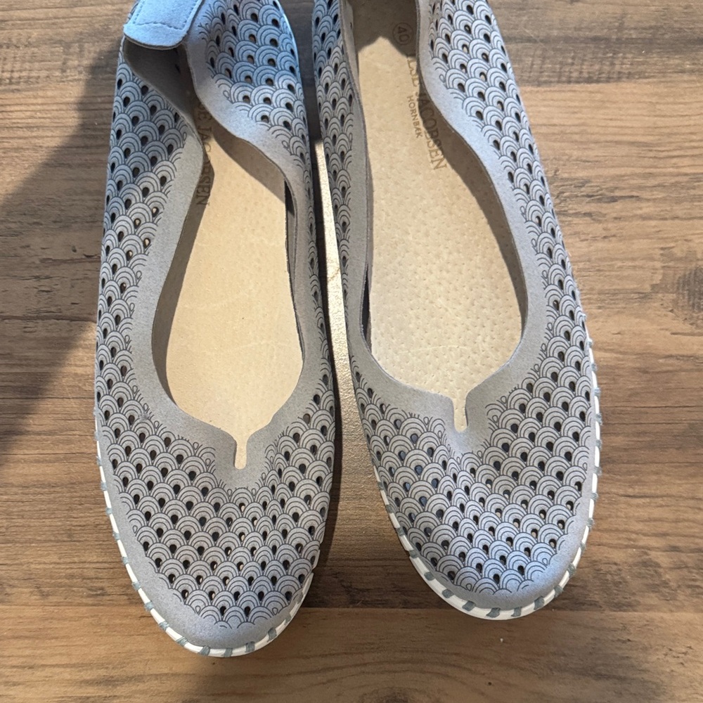 Stylish Gray Women's Shoes - Picture 3 of 4